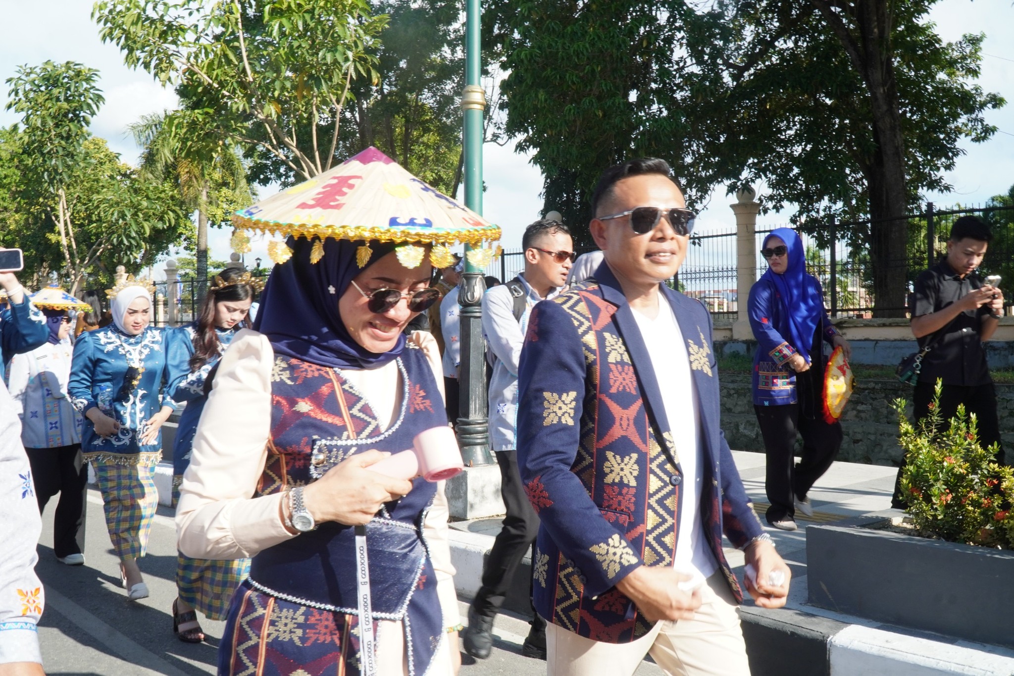 Semarak HUT Sultra, Bupati Konawe Ramaikan Pawai Budaya Harmoni