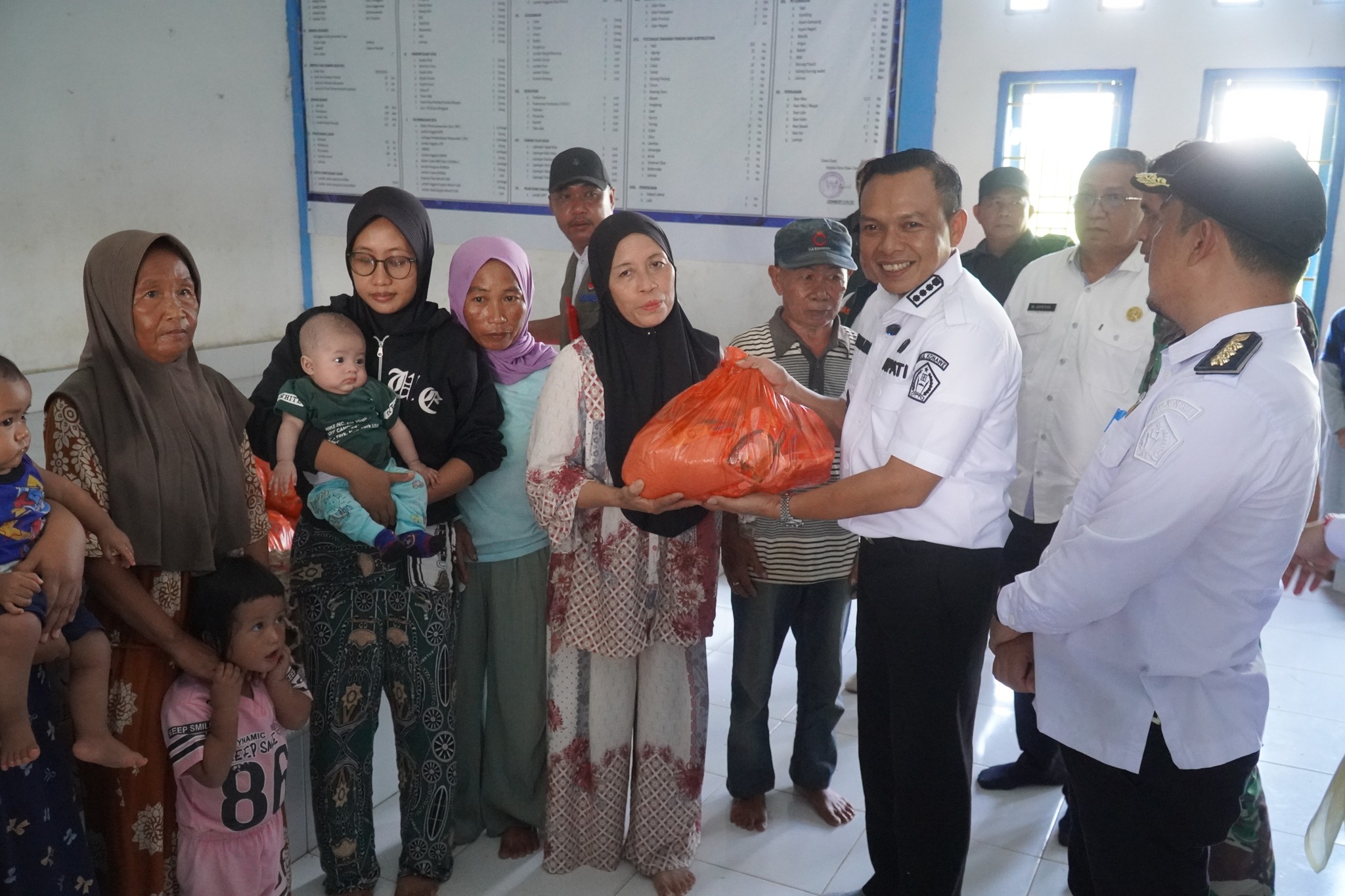 Tinjau Posko Dampak Banjir Dawi-Dawi, Bupati Konawe Pastikan Warga Terdampak Terlayani