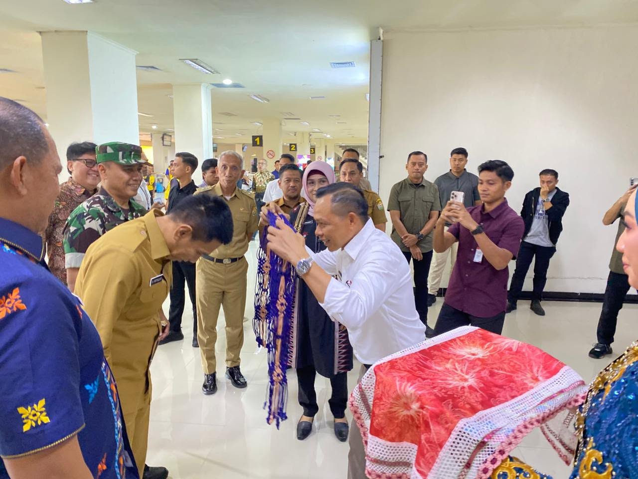 Temu Karya Nasional di Konawe, Bupati Yusran Akbar Sambut Kedatangan Wakil Menteri Dalam Negeri